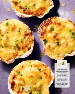 AH Excellent Luxe schelp met coquille en zalm, Royale schelp gevuld met boterzachte coquilles en zalm: een kerst-cadeautje, maar dan als voorgerecht op je bord. - Voorbeeld van een folder van Albert Heijn, geldig van 05.12.2025 | Pagina: 21 | Producten: Zalm
