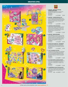 FASHION GLITTER RUCKSACK, Kreiere deinen Designer-Rucksack im Glitzer-Einhorn-Look. Verziere deinen Rucksack zusätzlich mit Glitzeraufklebern in Herz- und Sternchenform in unterschiedlichen Farben. Inklusive Perlen und buntem Garn. Ab 5 Jahren. ab 27.10.2025 gültig | Seite: 154 | Produkte: Spiel, Nagellack, Schmuckkästchen, Rucksack