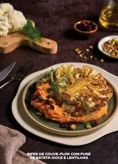 Pré-visualização BIFES DE COUVE-FLOR COM PURÉ DE BATATA-DOCE E LENTILHAS, Dish featuring cauliflower steaks with sweet potato and lentil puree. válido de 06.01.2026 | Página: 19 | Produtos: Couve-flor, Batata-doce