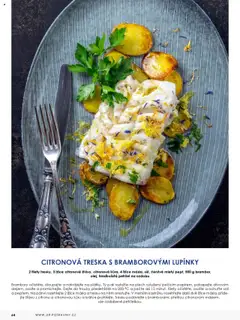 CITRONOVÁ TRESKA S BRAMBOROVÝMI LUPÍNKY, 2 filety tresky, 3 lžíce citronové šťávy, citronová kůra, 4 lžíce másla, sůl, čerstvě mletý pepř, 500 g brambor, olej, hladkolistá petržel na ozdobu od 01.01.2025 | Strana: 64 | Produkty: Lžíce, Treska, Plech, Brambory