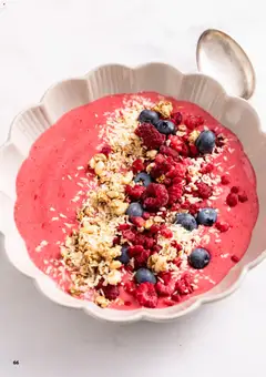 Forhåndsvisning av Berry Smoothie Bowl, A bowl of berry smoothie topped with granola, coconut flakes, raspberries, and blueberries. gyldig fra 02.03.2026 | Side: 66 | Produkter: Сушильные машины, Замок