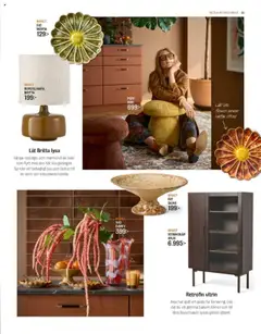 Mio reklamblad aktuell från 01.09.2025 | Sida: 13 | Produkter: Bordslampa, Puff, Vitrinskåp, Ljus