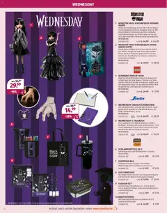 MONSTER HIGH X WEDNESDAY ADDAMS PUPPE, Diese Sammelpuppe versprüht in ihrer Nevermore Academy-Uniform dunklen Charme. Mit dem Eiskalten Händchen auf ihrer Schulter und Killerschuhen an ihren Füßen ist sie bereit, alle morbiden Geheimnisse aufzudecken. Ab 6 Jahren. ab 27.10.2025 gültig | Seite: 72 | Produkte: USB, Box, Vase, Monster
