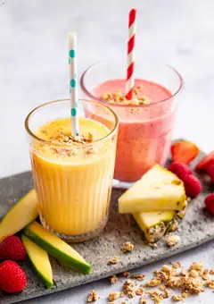 Forhåndsvisning av Smoothie, Fresh fruit smoothie with granola and a straw. gyldig fra 02.03.2026 | Side: 62