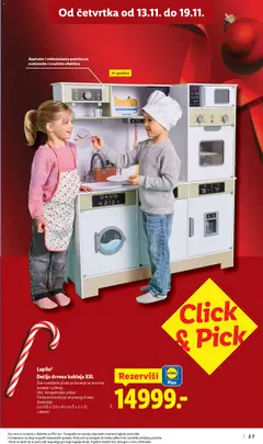 Dečija drvena kuhinja XXL, Dve osvetljene ploče za kuvanje sa zvucima kuvanja i prženja. Uklj. mnogobrojan pribor. Čvrsta konstrukcija od pravog drveta. Dimenzije: cca 109 x 120 x 40 cm (Š x V x D) - pregled Lidl kataloga - važi od 10.11.2025 | Strana: 27