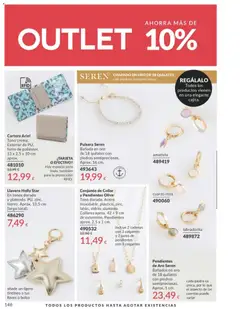 Vista previa Conjunto de Collar y Pendientes Olive, Tono dorado. Acero inoxidable, plástico, zinc, latón, vidrio, aluminio. Collares aprox. 42 + 9 cm de extensión. Pendientes aprox. 2,5 x 1 cm. Incluye 2 cadenas con 3 colgantes y 2 pares de pendientes con 3 colgantes válido desde el 01.01.2026 | Página: 148 | Productos: Pendientes, Bolso