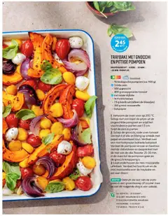 Traybake met gnocchi en pittige pompoen, Hoofdgerecht met gnocchi, pompoen, rode ui, snoepgroente tomaat, basilicum en mini-mozzarella - Voorbeeld van een folder van Albert Heijn, geldig van 06.10.2025 | Pagina: 22