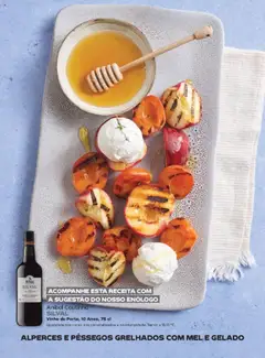 ALPERCES E PÊSSEGOS GRELHADOS COM MEL E GELADO, Grilled apricots and peaches with honey and ice cream. │ válido de 01.07.2025 | Página: 19 | Produtos: Pêssegos, Gelado, Vinho, Mel