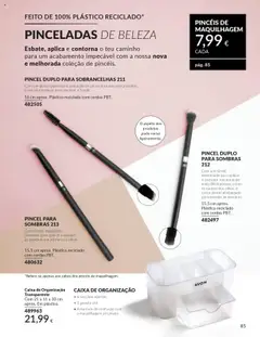 PINCEL DUPLO PARA SOBRANCELHAS 211, Com um pincel plano para aplicação de pó na área das sobrancelhas e um pente macio para pentear e fundir. 16 cm aprox. Plástico reciclado com cerdas PBT. │ válido de 01.09.2025 | Página: 85
