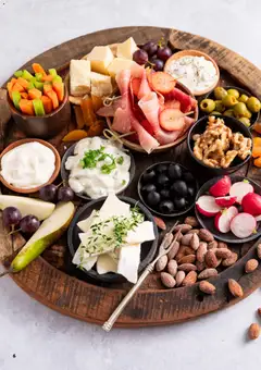 Forhåndsvisning av Cheese and Charcuterie Board, A selection of cheeses, cured meats, fruits, nuts, and olives arranged on a wooden board. gyldig fra 02.03.2026 | Side: 6