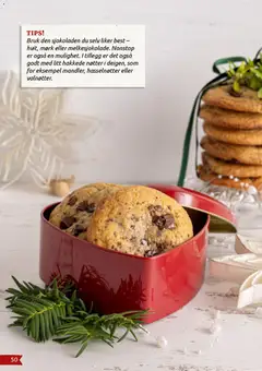 Forhåndsvisning av Cookies, Chocolate chip cookies in a red heart-shaped box. gyldig fra 27.11.2025 | Side: 50 | Produkter: Nøtter, Осушувач повітря, Hasselnøtter